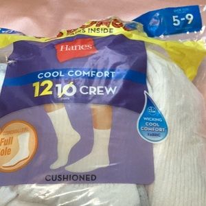Men’s Hanes crew socks.